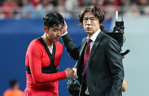 홍명보 대한민국 축구대표팀 감독이 5일 오후 서울 마포구 서울월드컵경기장에서 열린 2026 국제축구연맹(FIFA) 북중미 월드컵 아시아 3차 예선 B조 1차전 대한민국과 팔레스타인의 경기에서 0대0 무승부 후 손흥민을 격려하고 있는 모습