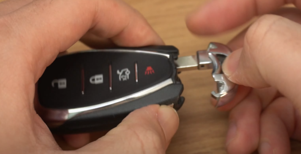 1. 스마트 키에서 수동 키를 빼낸다.