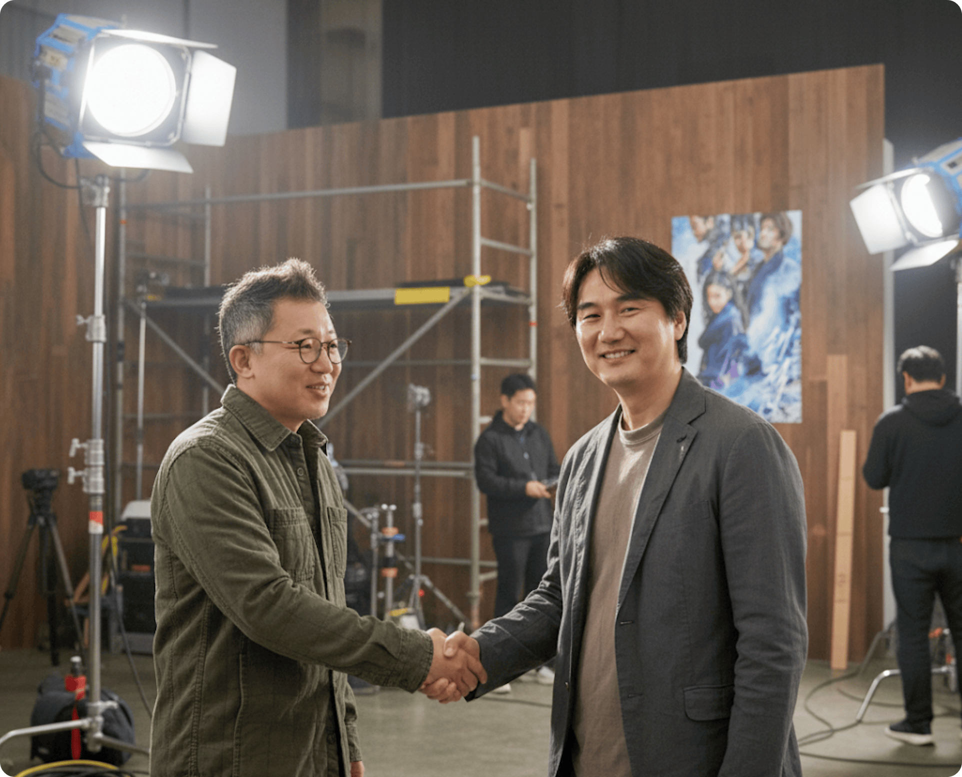 추창민 감독과 천성일 작가의 조합을 강조하는 악수하는 이미지