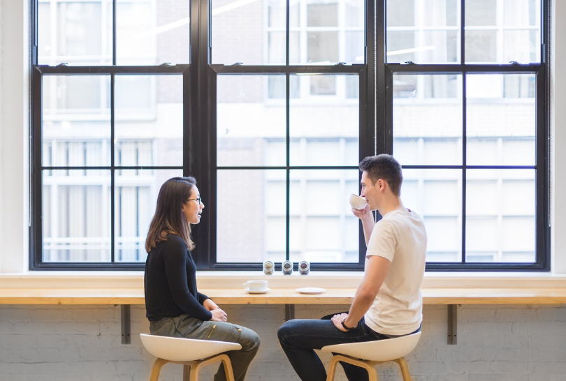 커피숍 커플 대화 이미지