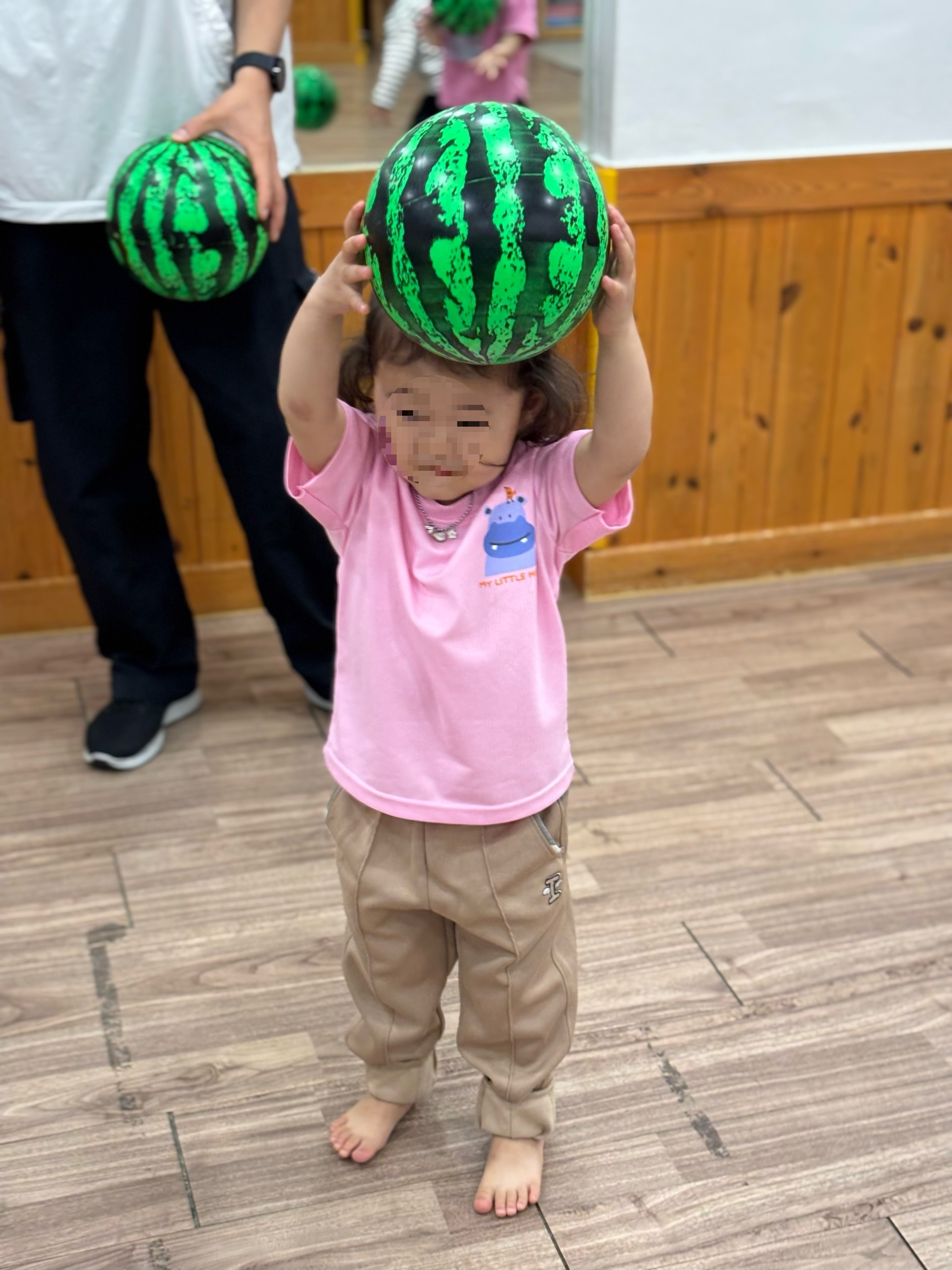 어린이집 체육수업에 참여하는 활동적인 32개월 아이