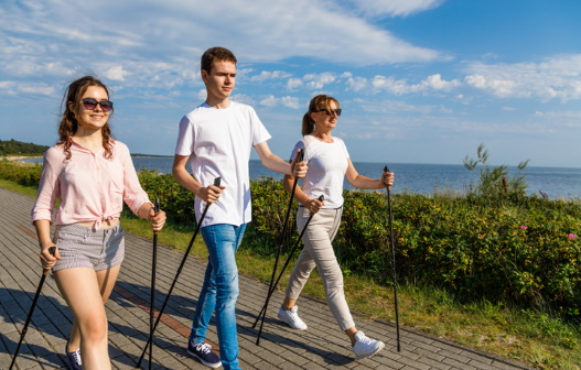 노르딕워킹을 시작하는 한국인의 운동화와 폴 장비