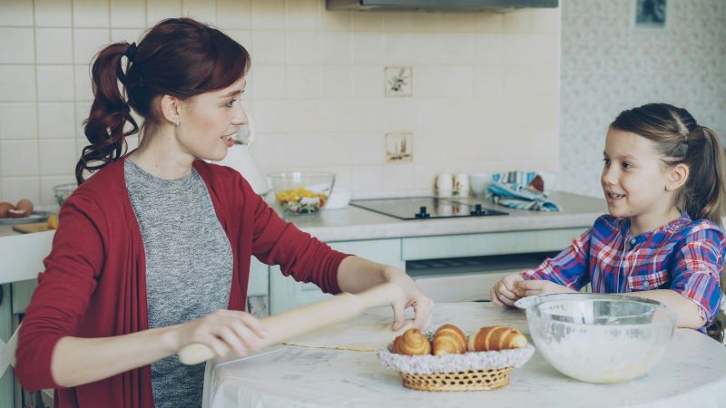 엄마와 함께 요리라는 새로운 도전을 즐기며 자존감을 쌓아가는 아이, 실패를 두려워하지 않고 "아직은 서툴지만 해볼래요"라고 말할 수 있는 단단한 내면을 만들어주는 따뜻한 대화의 순간