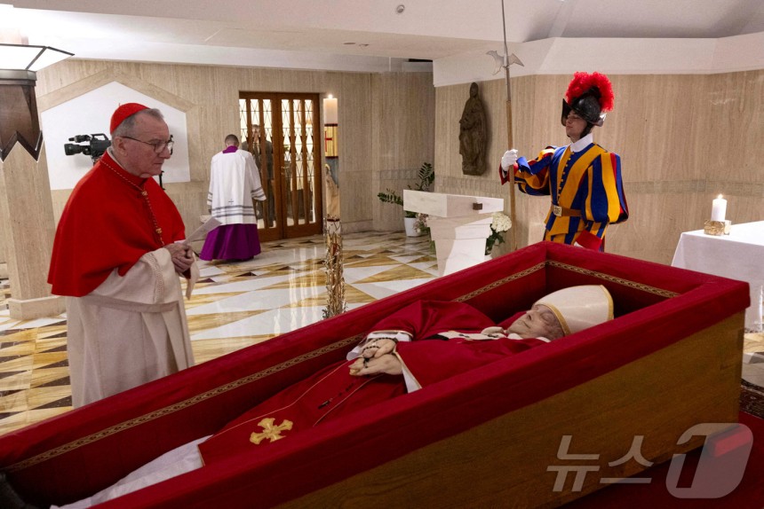 소박한 관에 누우신 교황