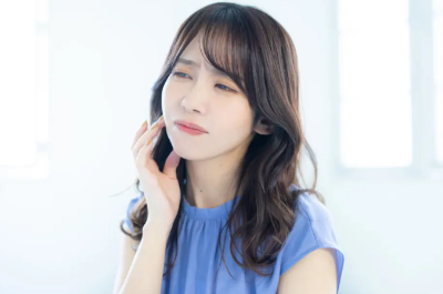 얼굴이 아픈 여성