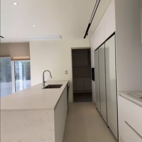 깔끔한 인테리어 구조를 갖고 있는 주방