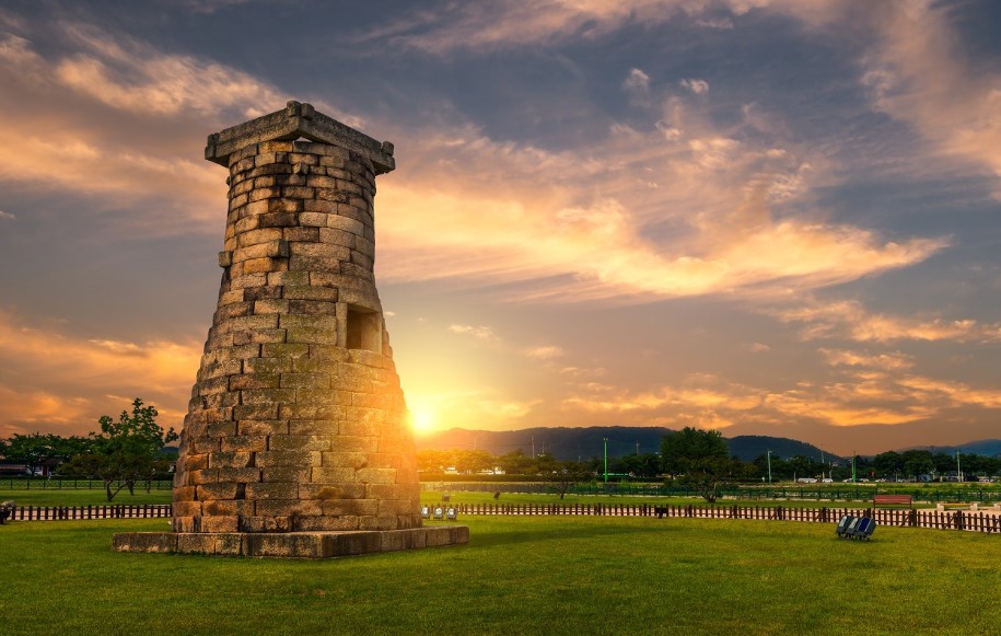 첨성대의-저녁노을-풍경