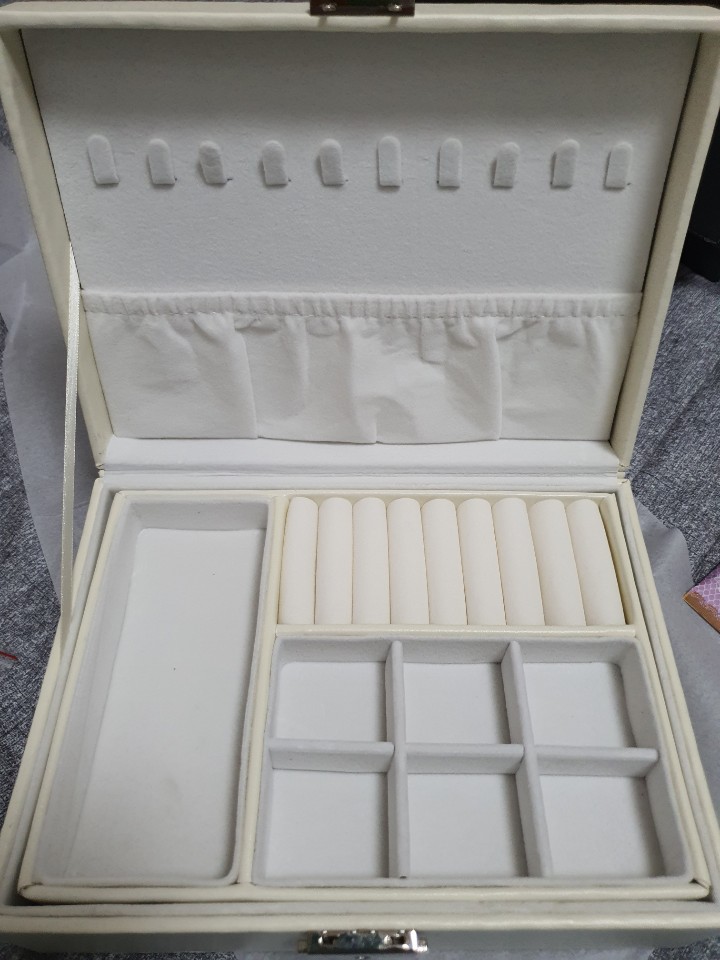 악세사리 보관함 위층