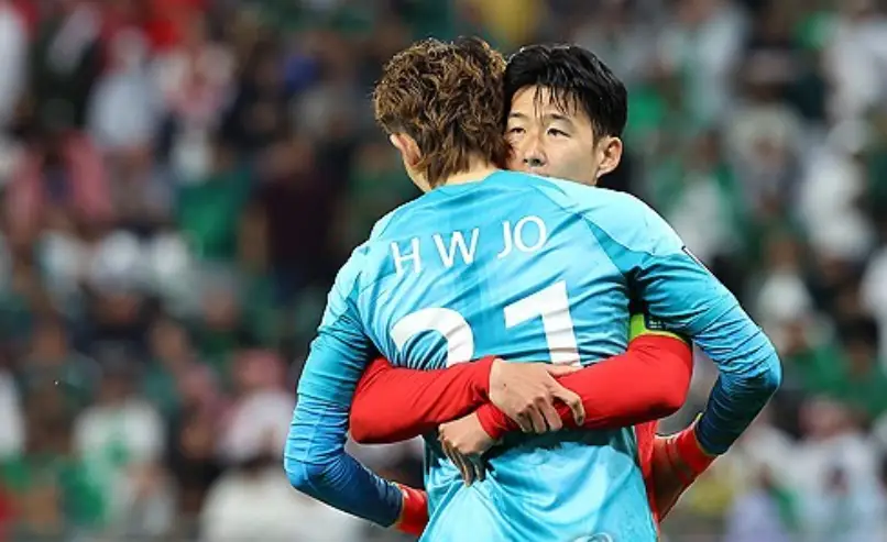 사우디전- 관중이 꽉 찬 축구장 파란유니폼을 입은 조현우를 빨간유니폼을 입은 손흥민이 안아주는 모습