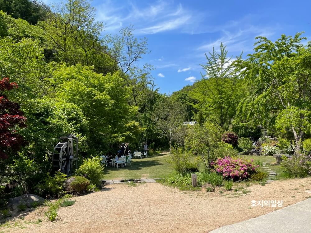 홍천 카페 맛집 러스틱 라이프 - 메인 정원 좌석