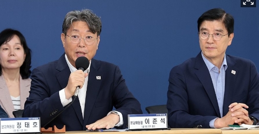 국토부 정부고위관계자들이 6월 27일 주택 담보 대출 한도 조정에 관한 자료를 발표하고 있다.