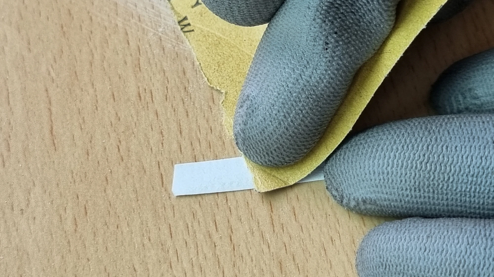 자투리 벽지 손질 모습