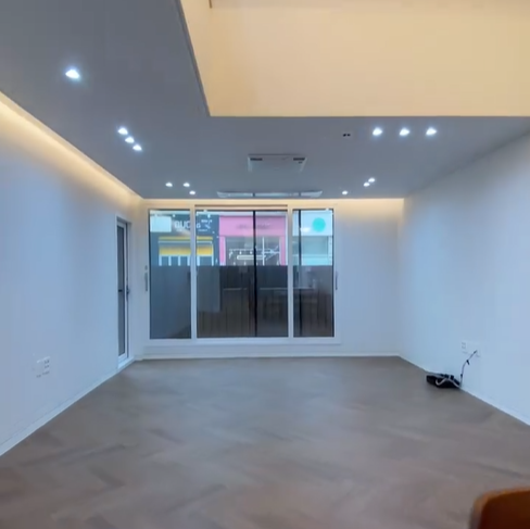 거실이 넓어서 직로 꾸미기 편리하다.