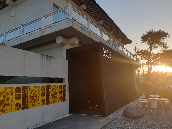 누각 1층 입구는 검은색 터널로 되어 있다.