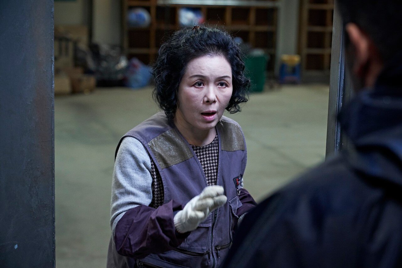 목장갑 끼고 잠시만 기다리라는 제스쳐를 하는 신신애