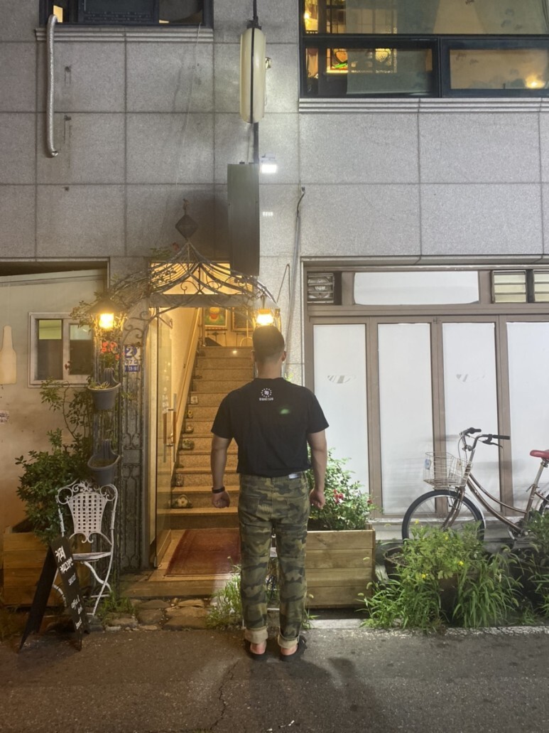 데일리 룩(오뭘입)_강경원 레전드 티셔츠, 레전드 티셔츠, 카모바지 보세, 버켄스탁 샌들, 꿀조합코디, OOTD