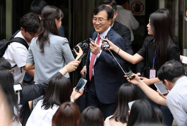 환하게-웃고-있는-노소영-관장-변호인단