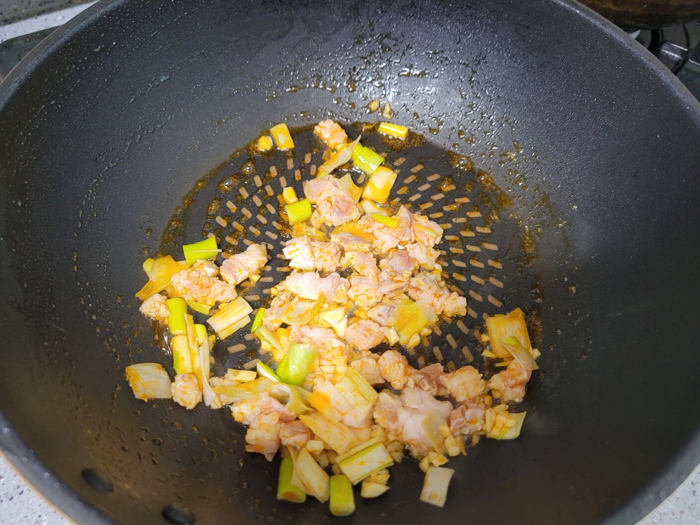 고추기름에 고기 볶기