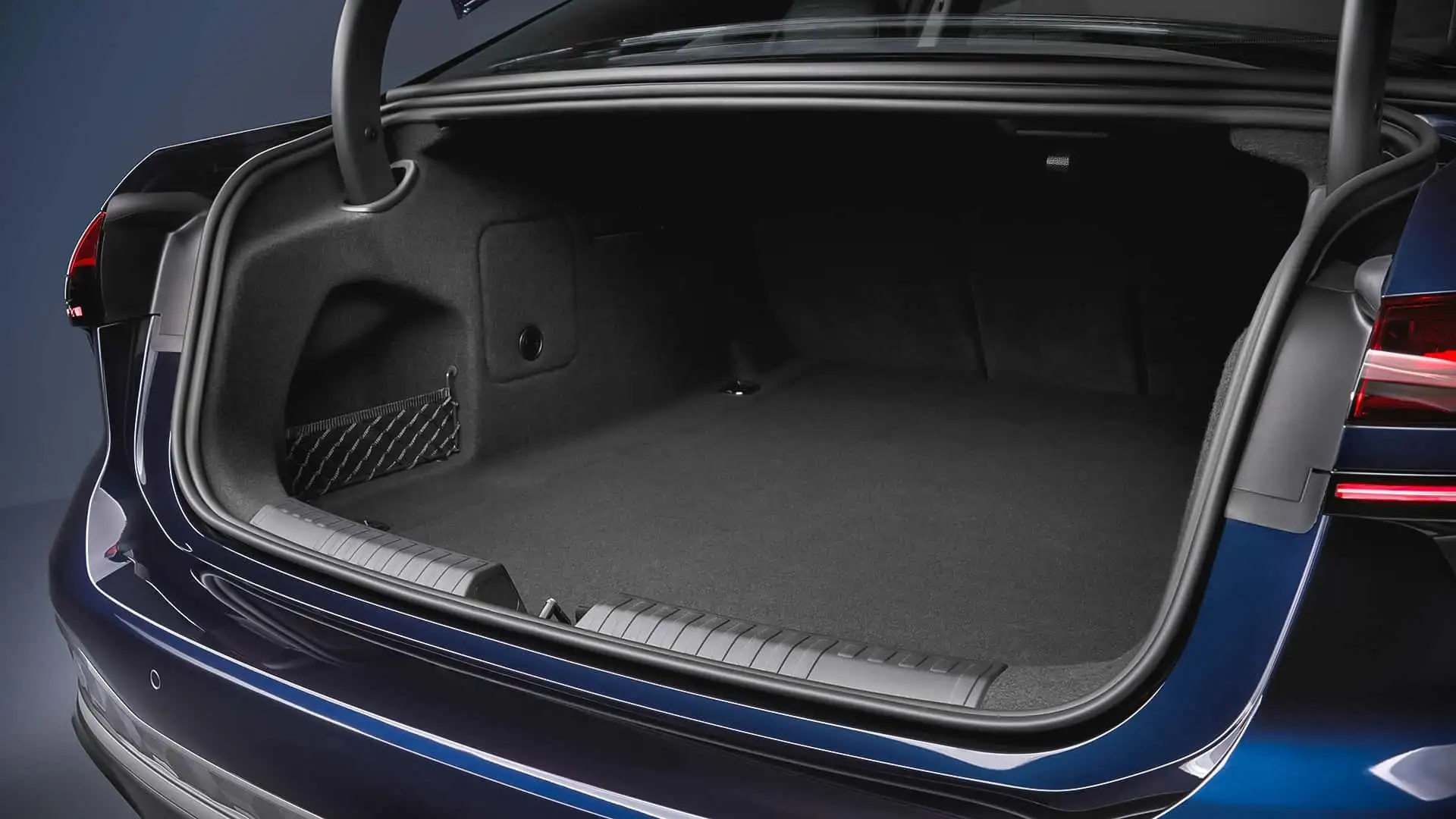 아우디 A6 풀체인지 트렁크