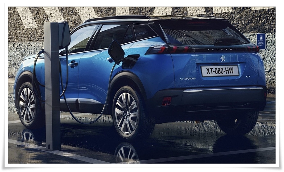 푸조 e-2008 전기 SUV가 충전 중인 모습