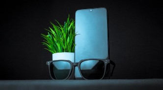 휴대폰 세척 잘못하면 액정 보호막 망가집니다