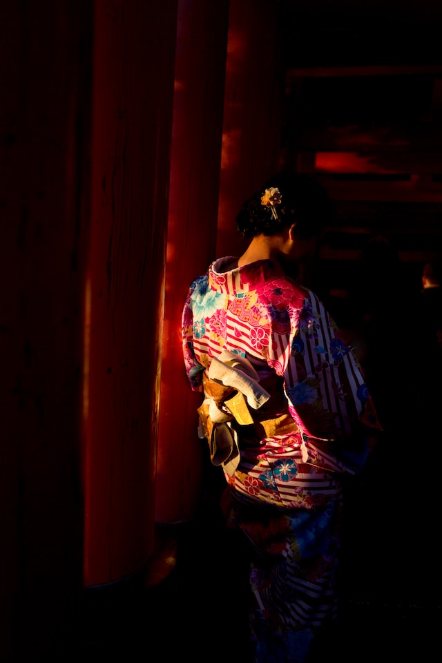 일본 전통 의상을 입은 여자