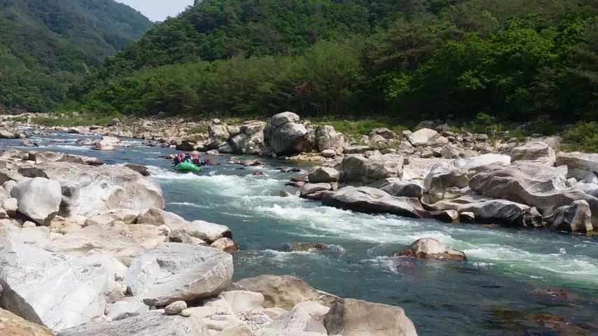 강원도 인제 내린천 계곡에서 래프팅을 즐기는 사람들 모습