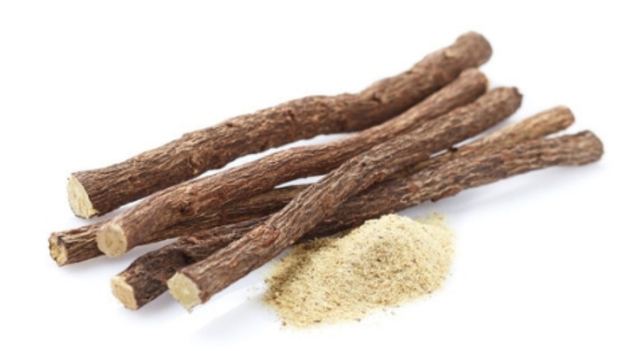 야생에서 채취를 한 감초 줄기를 깨끗하게 세척한 후에 하얀 바닥에 5개를 놓아두고 그 옆에는 감초를 갈아서 가루를 낸 것을 조금 놓아두고 찍은 사진