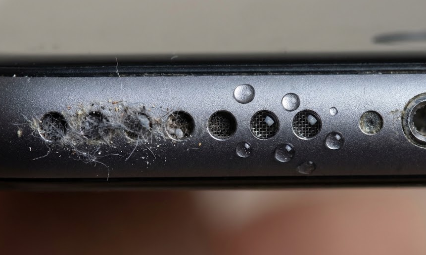 스마트폰 스피커가 먹먹할 때, 바늘로 쑤시지 마세요! '유튜브 1분 재생'으로 먼지·물기 빼는 법