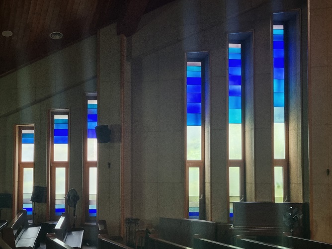 전농동성당 스테인드글라스 사진입니다.