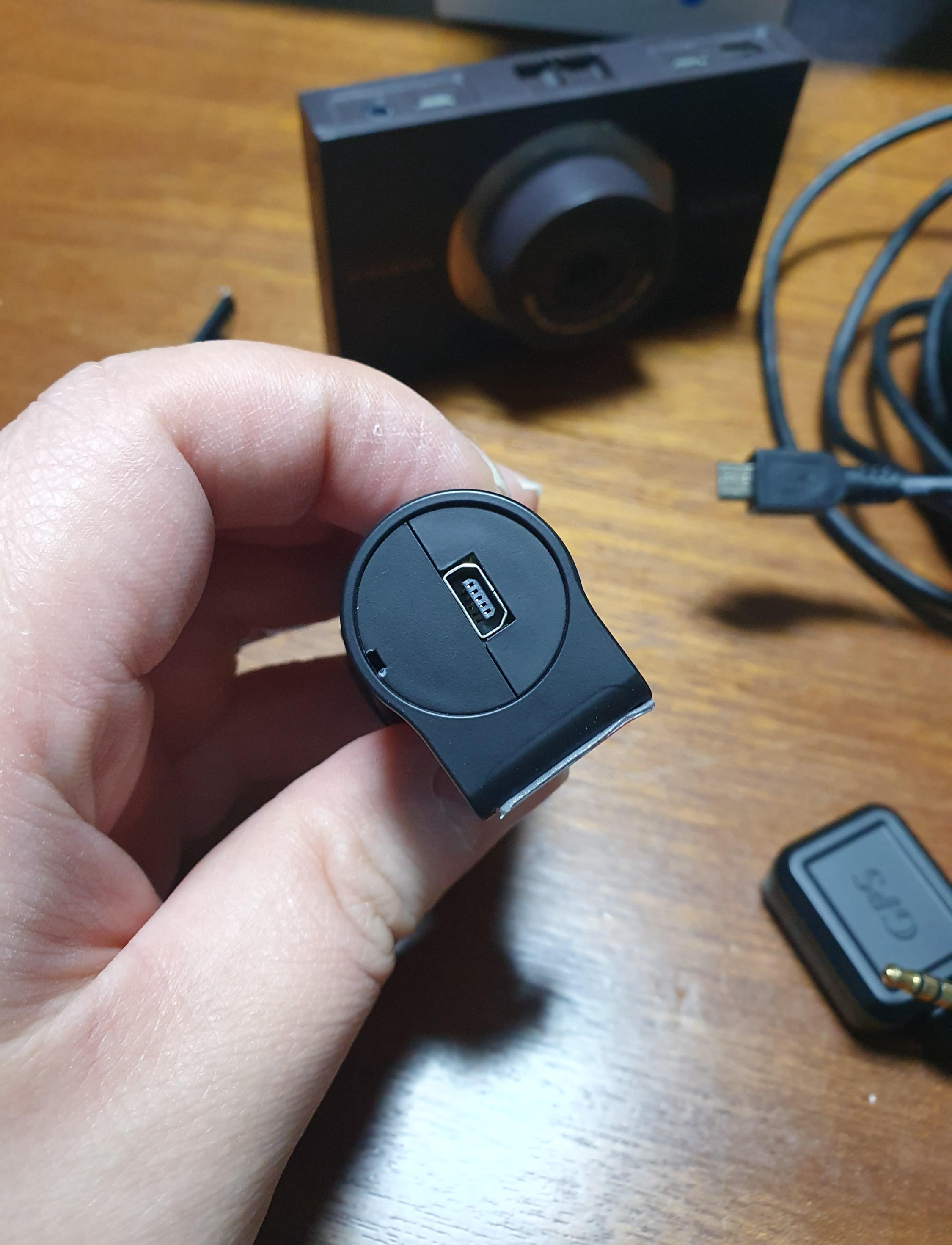 파인뷰 솔리드 200 제품의 후방카메라 포트 사진