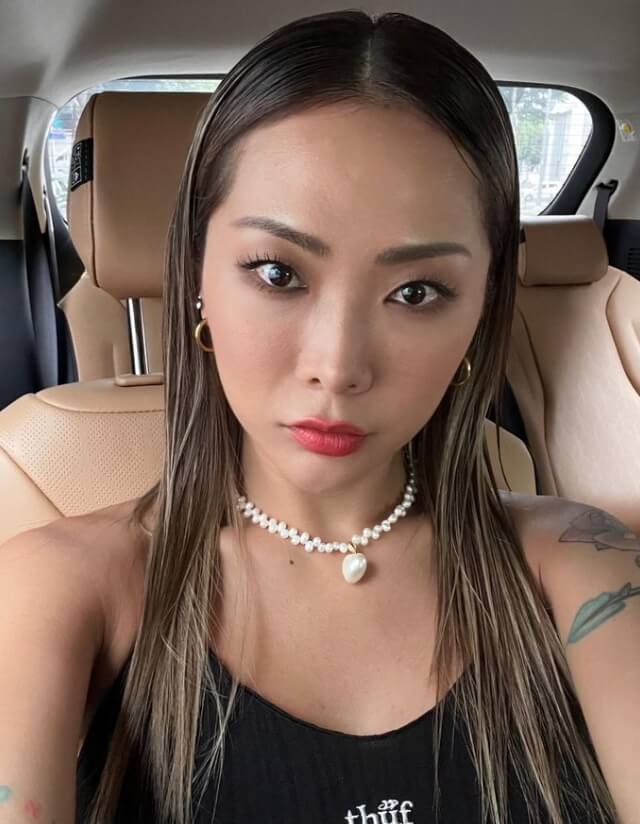 자동차안에앉아있는-긴머리여성의모습