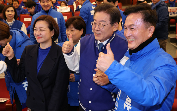 이재명 더불어민주당 대표가 지난 20일 오전 서울 여의도 국회도서관 대강당에서 열린 서울특별시당 선거대책위원회 출범식에서 류삼영(오른쪽) 동작을 후보, 조수진(왼쪽) 강북을 후보와 기념촬영을 하고 있다. 2024.03.20. [사진=뉴시스]