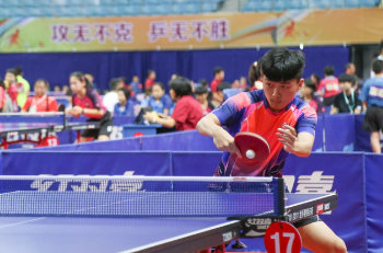 경기 중 백핸드 탑스핀을 구사하는 선수