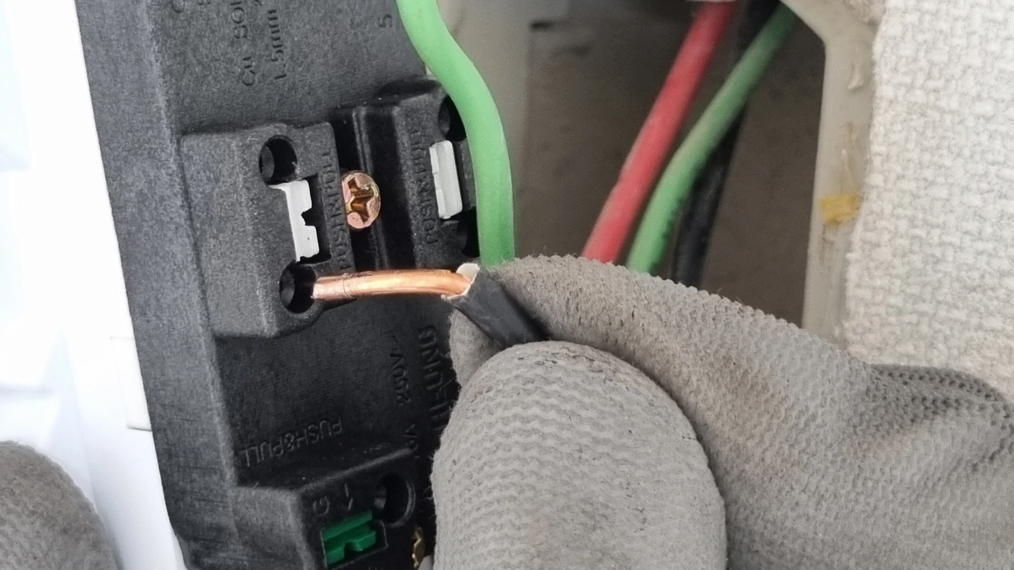 콘센트 전선 끼우는 모습