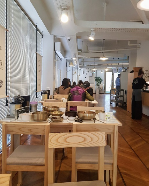 하연옥 식당 실내 테이블 손님 몇몇이 앉아 있다 