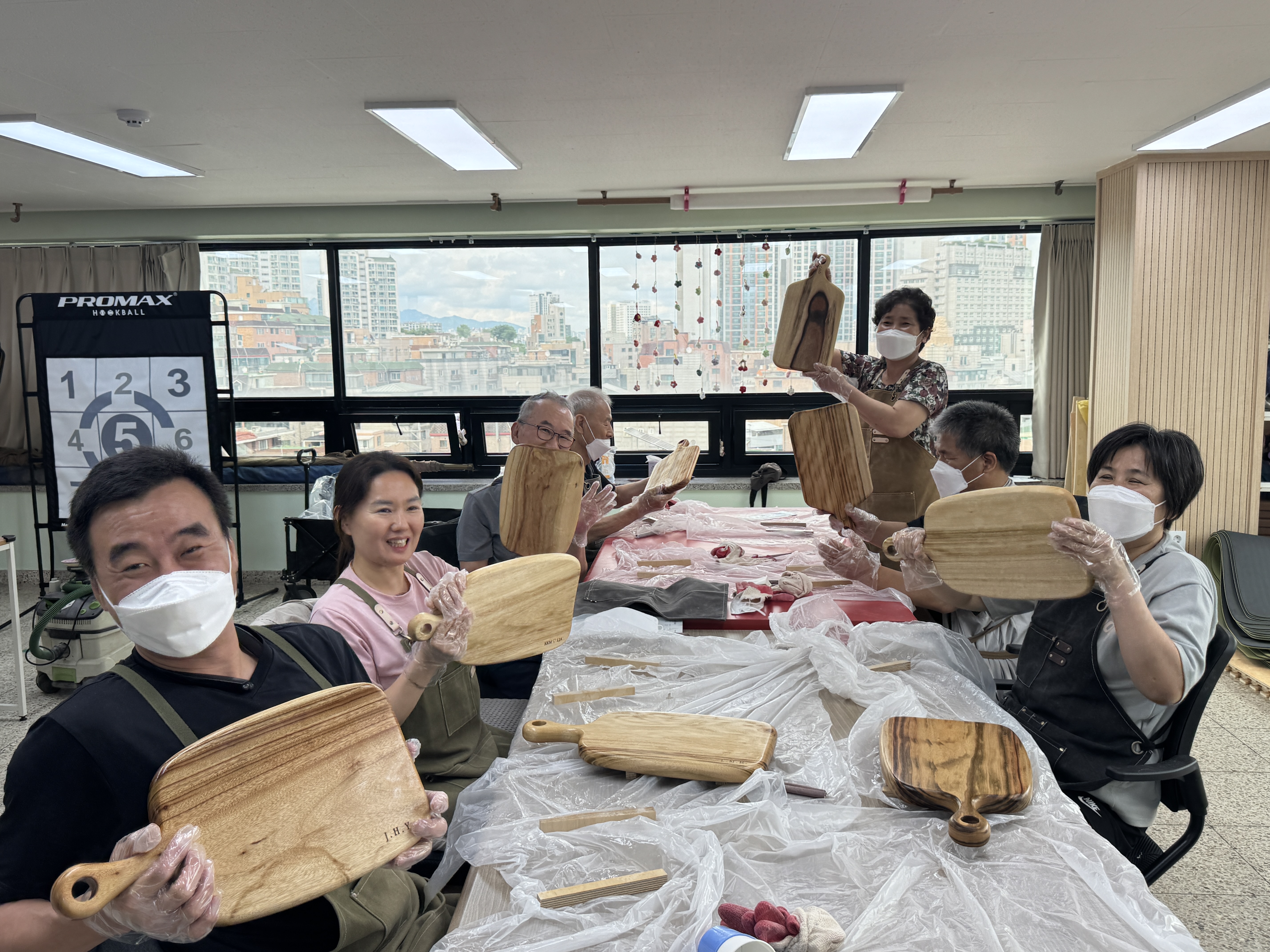 참여자들이 완성된 도마를 들어보이고 있다.