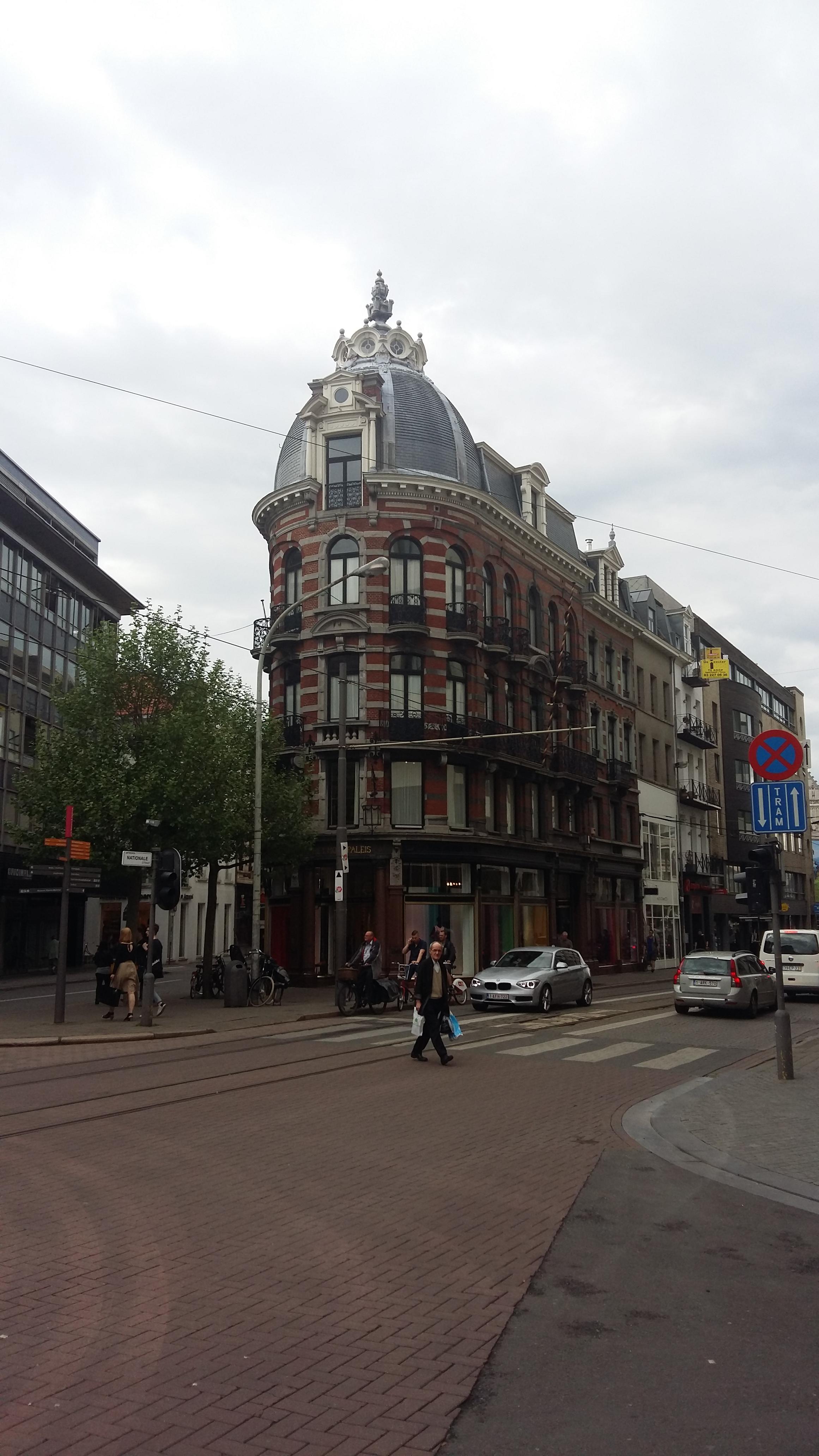 벨기에 안트베르펜 성모 마리아 대성당 앞 메인 도로