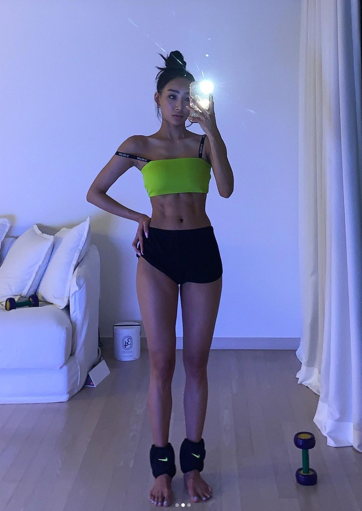문가비 운동복을 입고 전신 거울 앞에서 셀카로 촬영한 모습