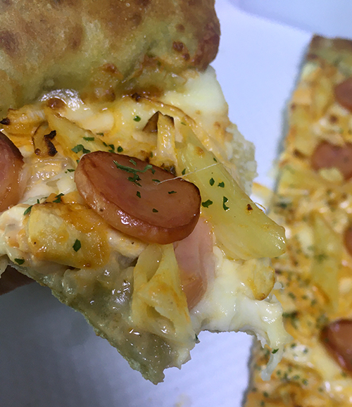 투움바 파스타 피자 한조각 한 입 먹은 모양