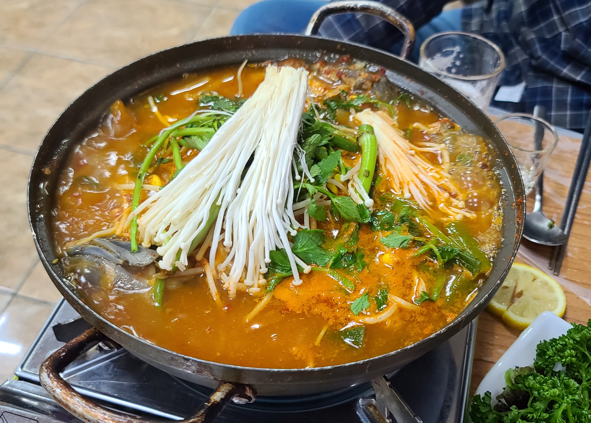 황금어장 활어회 도다리세꼬시 도다리회 다양한 밑반찬 달걀찜 날치알밥 고구마튀김 채소무침 새싹삼 활멍게 초고추장 매운탕