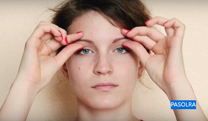 눈두덩이-살-마사지-하는-모습