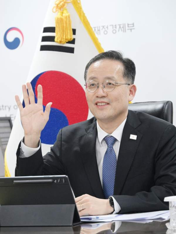 이형일 부총리 면담 총정리|11차례 릴레이 외교·한국 경제성장률 3.3%·국가신용등급·양극화 완화 정책