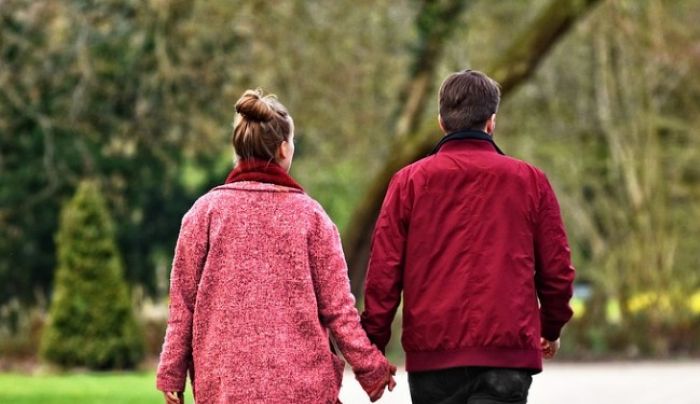 공원에서 산책하는 사람들 – 자연 속 산책은 이명 예방에 도움을 주는 좋은 습관입니다