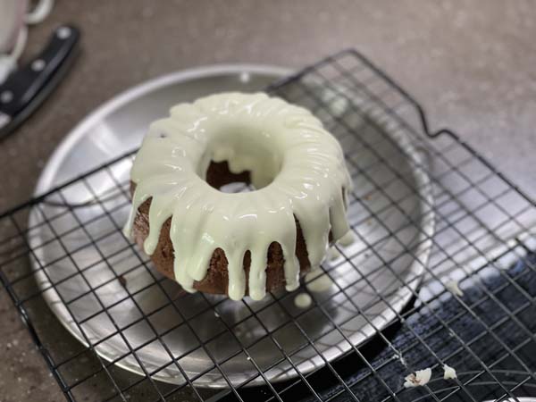 화이트 초코 바른 케이크
