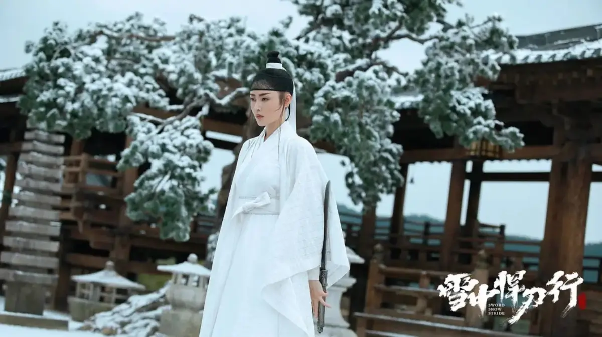 여검객-남궁부사-흰옷에-홀로-서있는-모습-설중한도행