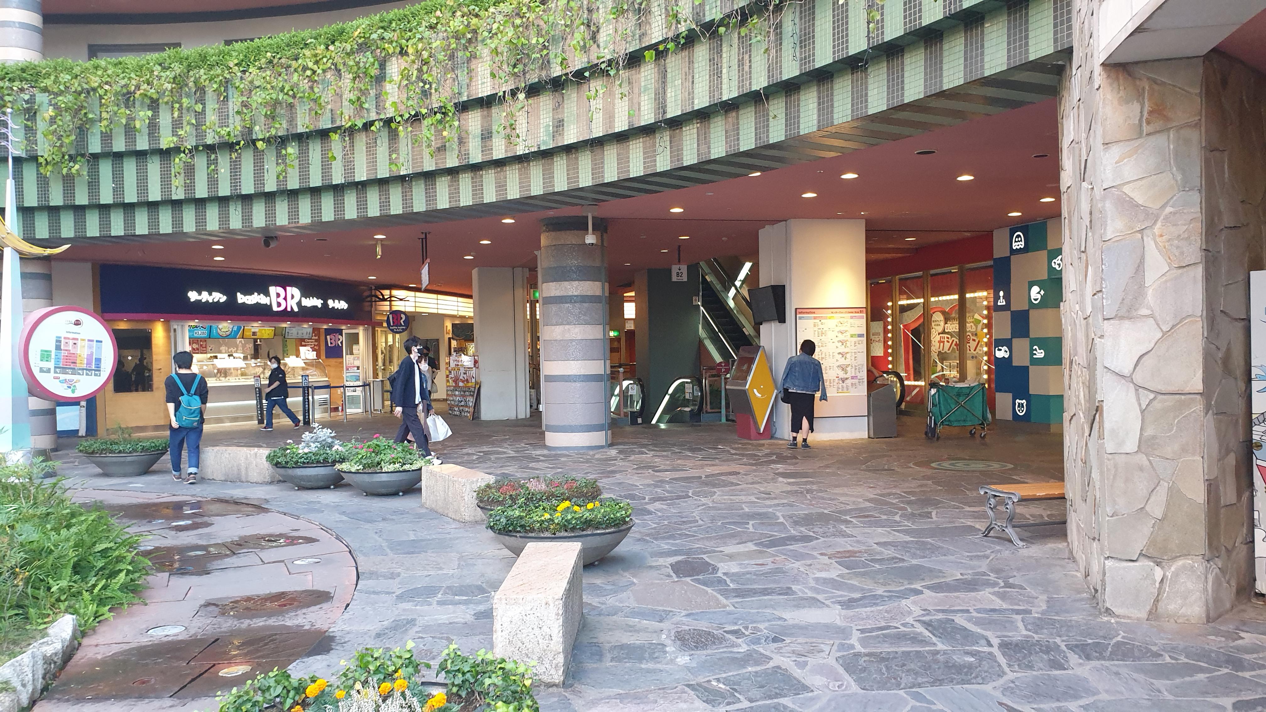 후쿠오카 쇼필몽 캐널시티 하카타 베스킨라빈스 및 1층 모습