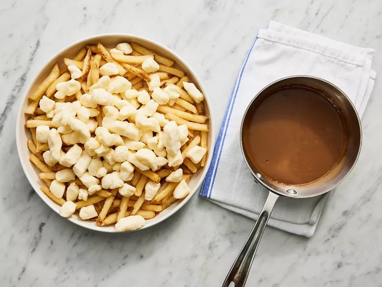 캐나다 대표 음식 푸틴 <Source: DOTDASH MEREDITH FOOD STUDIOS>