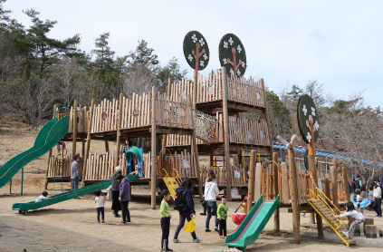 &ldquo;아스팔트 위에서 우리는 작은 챔피언이었다&rdquo; 놀이터의 영웅들: 땅따먹기, 자치기, 고무줄놀이