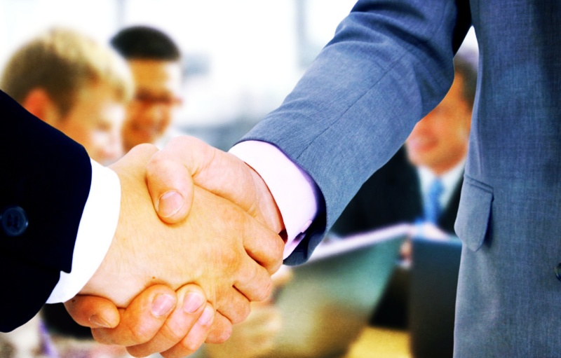 악수하는-사람들